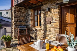 Outdoor dining - Country House 'Quintana' with Mountain View, Private Terrace and Wi-Fi (Pravia)