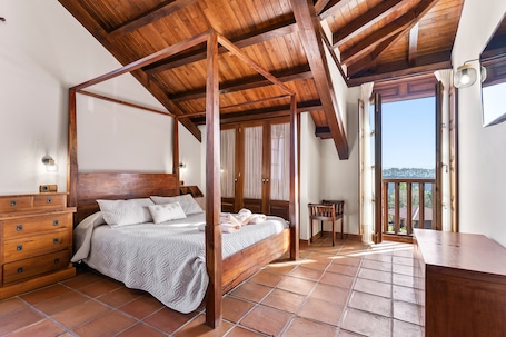 4 bedrooms, iron/ironing board, free WiFi, bed sheets. Country House 'Quintana' with Mountain View, Private Terrace and Wi-Fi