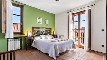4 bedrooms, iron/ironing board, free WiFi, bed sheets