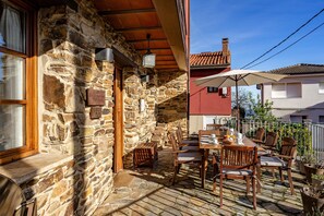 Outdoor dining - Country House 'Quintana' with Mountain View, Private Terrace and Wi-Fi (Pravia)