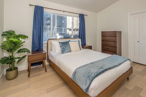 2 bedrooms, desk, free WiFi, bed sheets - New! Cozy Loft located Downtown Bozeman - Bridger Bliss on Main Street! (Bozeman)