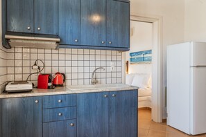 Fridge, stovetop, coffee/tea maker, electric kettle