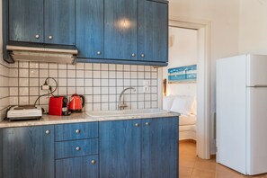 Kühlschrank, Herdplatte, Wasserkocher mit Kaffee-/Teezubehör