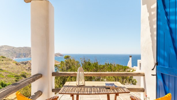 A balcony with a table and chairs, overlooking a coastal landscape. - Apartment 'Suite No 4' with Sea View, Wi-Fi and Air Conditioning (Kini)