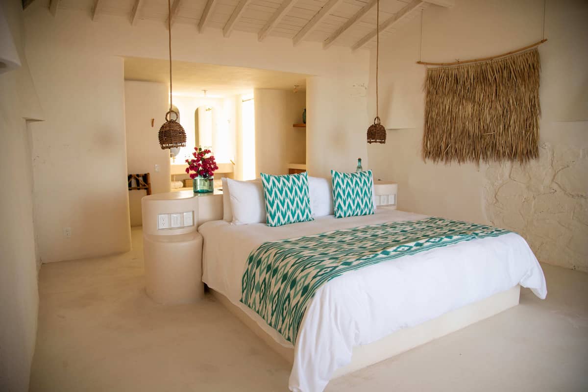 Quarto casal luxo, vista para a praia | Roupas de cama premium, edredons de pluma