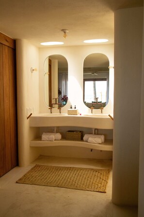 Deluxe Double Room, Beach View | Bathroom | Free toiletries, hair dryer, towels - Pomelo Hotel Boutique (Troncones)