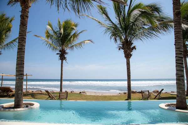 Außenpool, Sonnenschirme, Liegestühle