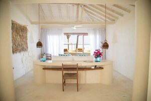 华丽双人房, 海滩景观 | 高档床上用品、羽绒被、记忆海绵床垫、客房内保险箱