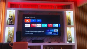 En tv-apparat som är monterad på en vägg, och som visar ett urval av olika streamingtjänster.