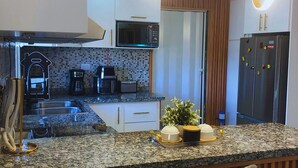 Kaffe- och tebryggare, kylskåp, mikrovågsugn och diskmaskin