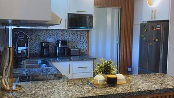 Réfrigérateur, micro-ondes, lave-vaisselle, cafetière/bouilloire