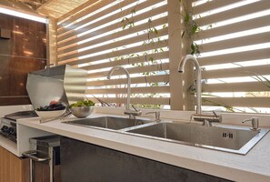 Réfrigérateur, four à micro-ondes, un four, surface de cuisson