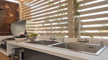 Køleskab, mikrobølgeovn, ovn, kogeplade