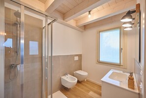 Douche, séchoir à cheveux, serviettes fournies