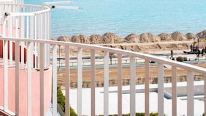 A balcony with a view of the sea and rocky shoreline. - Holiday apartment mit Balkon (Lido di Jesolo)