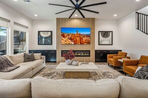 Smart-TV, Kamin, Bücher