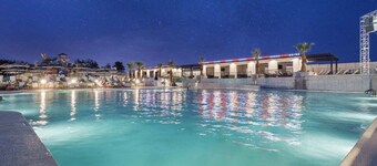 Pecan Valley Resort|Private Pool w/Slide, Smart TV's, & Pickleball Court