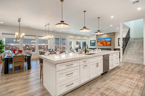 Pecan Valley Resort|Private Pool w/Slide, Smart TV's, & Pickleball Court