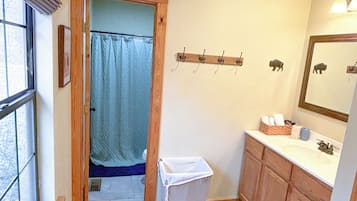 吹风机、毛巾、肥皂、洗发水