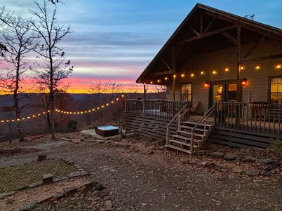 Sundance Cabin - Private Ozark Mountain Retreat - hot tub & valley views!
