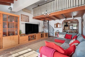 TV, video games - Vacation Villa 'Lola Sunset Place' with Sea View, Heated Pool and Air Conditioning (San Miguel de Abona)