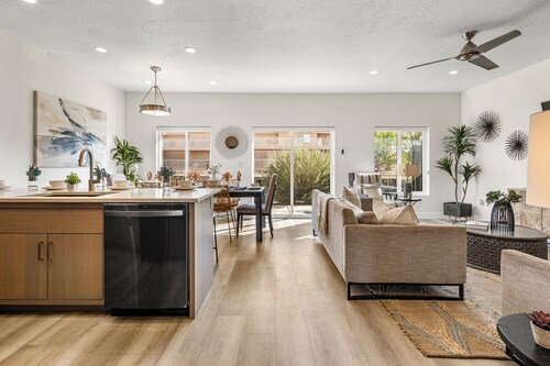 The Vues 6|Resort Pool, Ping Pong Table, Private Blacony