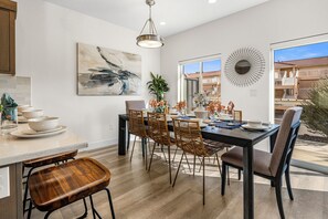 Dining - The Vues 6|Resort Pool, Ping Pong Table, Private Blacony (St. George)