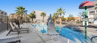 The Vues 6|Resort Pool, Ping Pong Table, Private Blacony