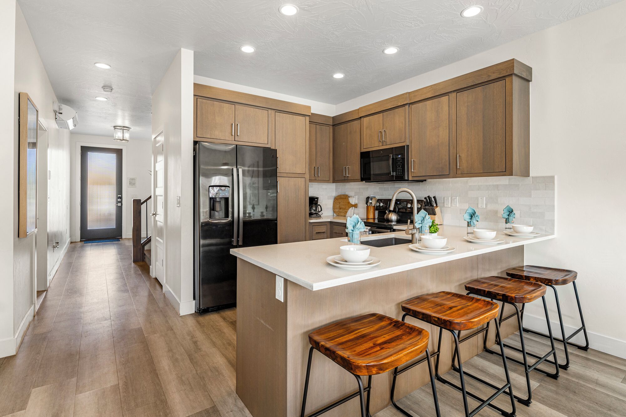 Réfrigérateur, four à micro-ondes, un four, surface de cuisson