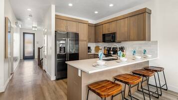 Réfrigérateur, four à micro-ondes, un four, surface de cuisson