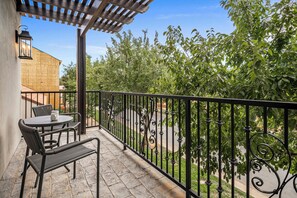 Outdoor dining - Elim Valley 4228, Private pool, foosball, ping pong, and more (Hurricane)