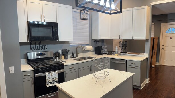 Coffee/tea maker, fridge, microwave, oven - Luxury Fully Furnished Spacious 3 BDR 3 Full BTH Columbus Home with Amenities! (Columbus)