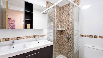 Bruser, hårtørrer, håndklæder