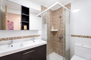 Een douche, een haardroger, handdoeken