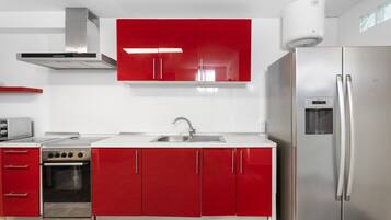 Kühlschrank, Mikrowelle, Ofen, Herdplatte