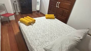 2 slaapkamers, een strijkplank/strijkijzer, gratis wifi, beddengoed