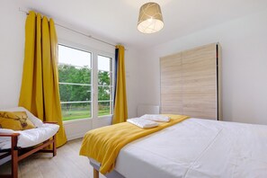 4 bedrooms, iron/ironing board, free WiFi, bed sheets - Gîte De L’Egal – Cadouin, Sleeps 10, Air-Conditioned, Private Pool, Périgord Charm (Le Buisson-de-Cadouin)