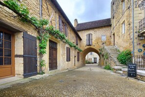 Exterior - Gîte De L’Egal – Cadouin, Sleeps 10, Air-Conditioned, Private Pool, Périgord Charm (Le Buisson-de-Cadouin)