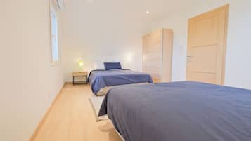4 slaapkamers, een strijkplank/strijkijzer, gratis wifi, beddengoed