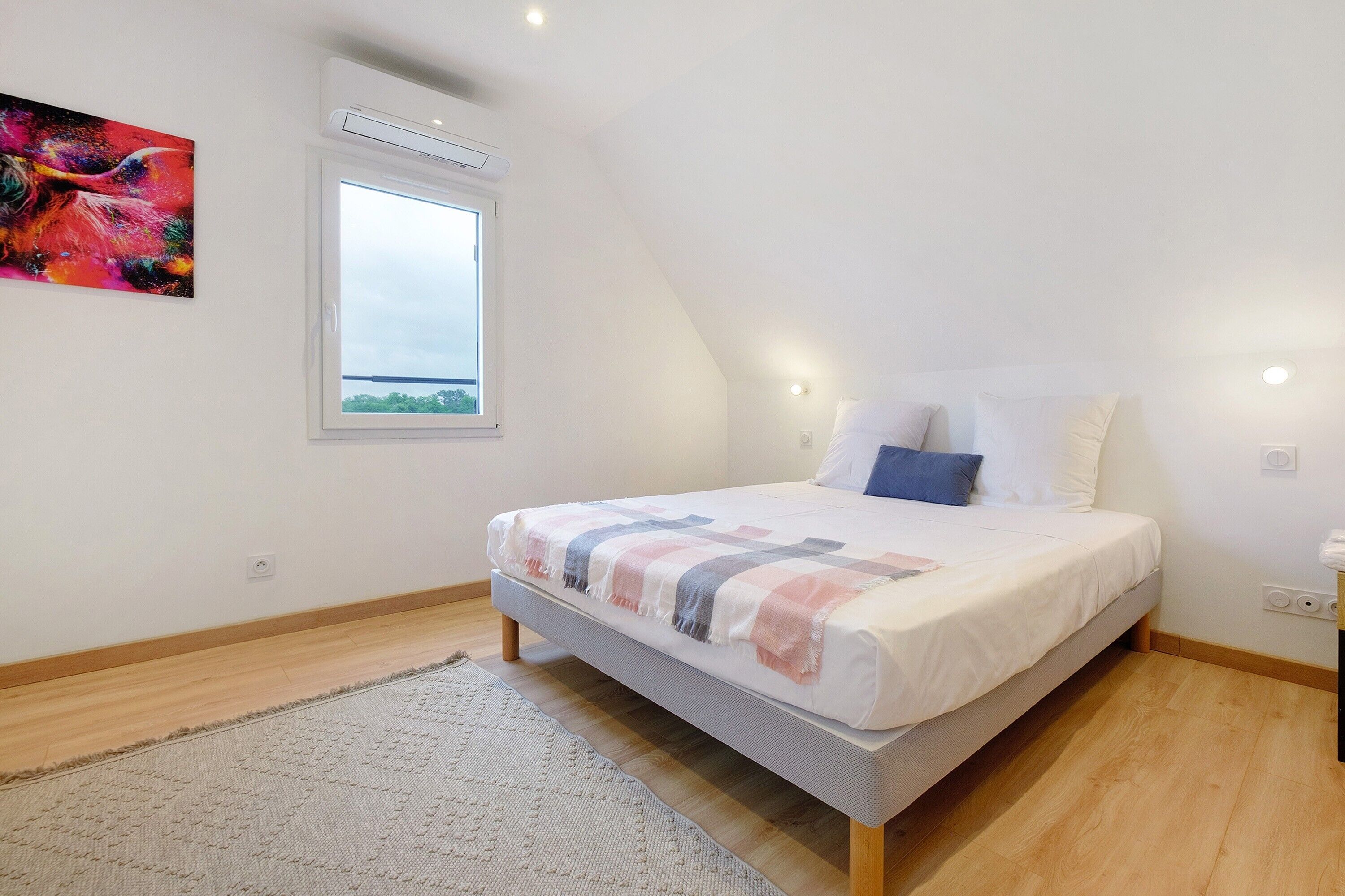 4 bedrooms, iron/ironing board, free WiFi, bed sheets