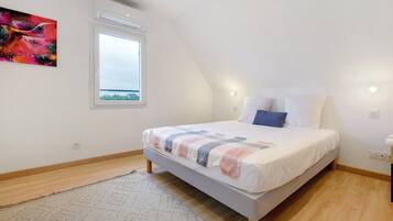4 bedrooms, iron/ironing board, free WiFi, bed sheets