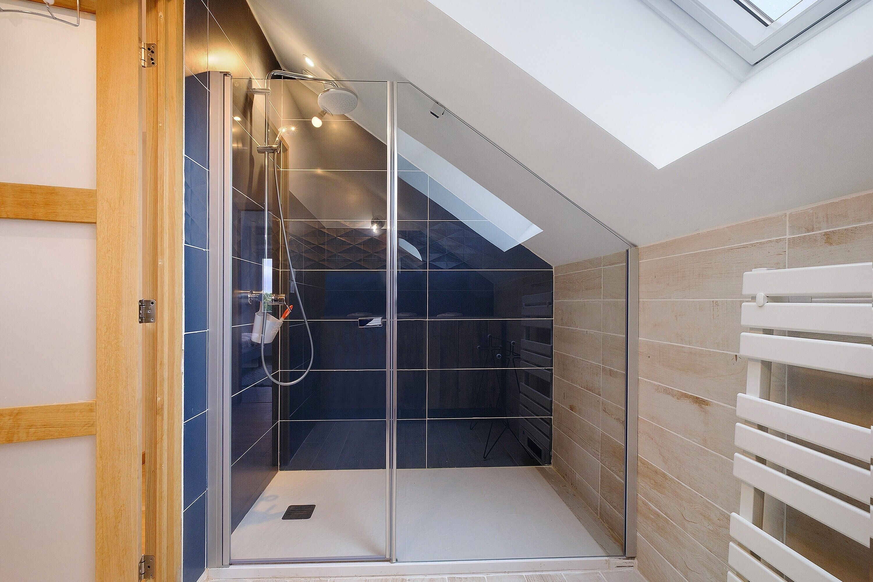Douche, séchoir à cheveux, serviettes fournies