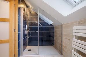 Shower, hair dryer, towels - Gîte De L’Egal – Cadouin, Sleeps 10, Air-Conditioned, Private Pool, Périgord Charm (Le Buisson-de-Cadouin)