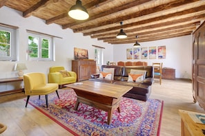 TV - Gîte De L’Egal – Cadouin, Sleeps 10, Air-Conditioned, Private Pool, Périgord Charm (Le Buisson-de-Cadouin)