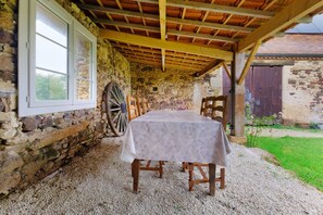 Outdoor dining - Gîte De L’Egal – Cadouin, Sleeps 10, Air-Conditioned, Private Pool, Périgord Charm (Le Buisson-de-Cadouin)