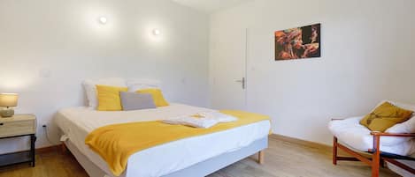 4 makuuhuonetta, silitysrauta/-lauta, ilmainen Wi-Fi, vuodevaatteet