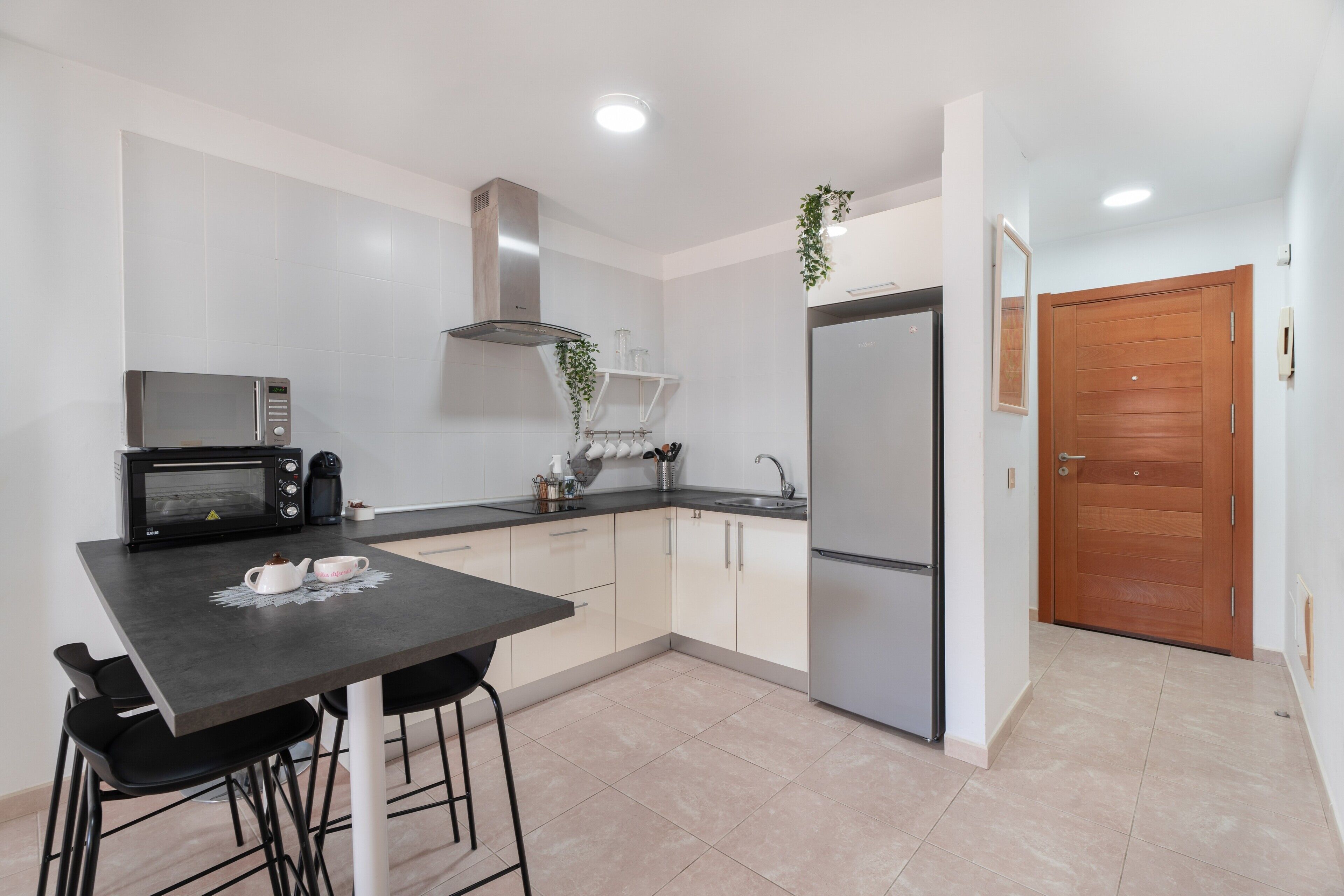 Jääkaappi, mikroaaltouuni, uuni, liesi