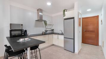 Jääkaappi, mikroaaltouuni, uuni, liesi