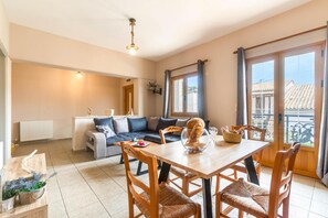 TV, books, stereo - Stunning sea views and modern comforts (Gaios)