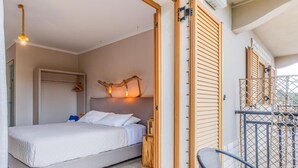 Et soveværelse med seng, træsenggavl, natbord og stol.